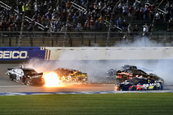William Byron, Hendrick Motorsports, Chevrolet Camaro Liberty University, Clint Bowyer, Stewart-Haas Racing, Haas 30 Years of the VF1 and Ryan Newman, Richard Childress Racing, Chevrolet Camaro Bass Pro Shops / Cabela's wreck