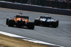 Fernando Alonso, McLaren MCL33 e Kevin Magnussen, Haas F1 Team VF-18