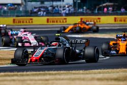 Kevin Magnussen, Haas F1 Team VF-18, leads Fernando Alonso, McLaren MCL33, and Sergio Perez, Force India VJM11