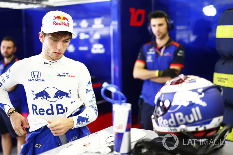 Pierre Gasly, Toro Rosso, in the garage