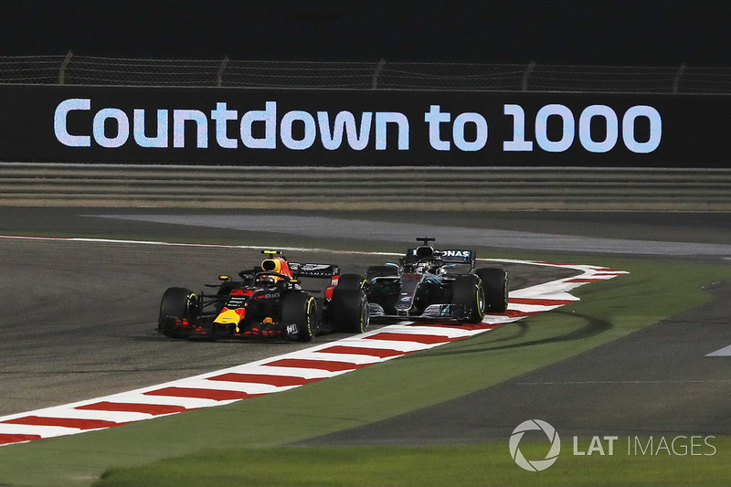 Max Verstappen, Red Bull Racing RB14 and Lewis Hamilton, Mercedes-AMG F1 W09 EQ Power+ s'accrochent