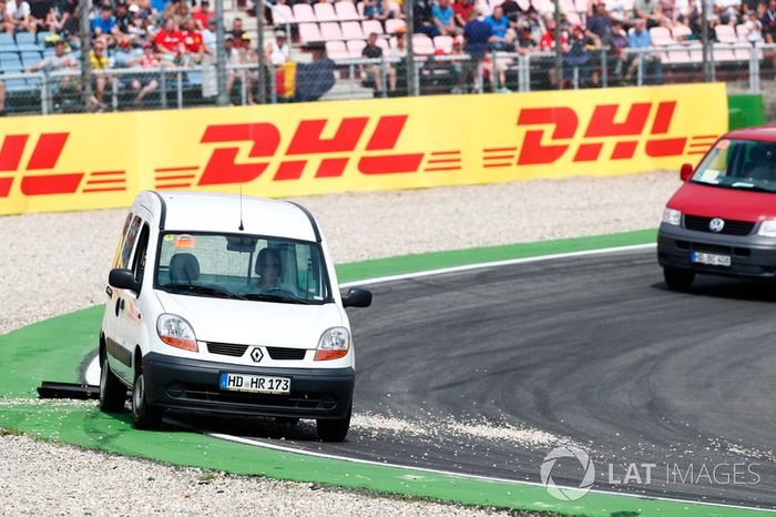 Los comisarios limpian la pista