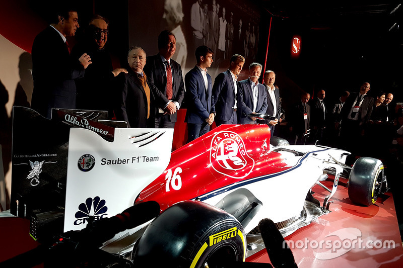Marcus Ericsson y Charles Leclerc, Sauber, Jean Todt, Presidente de FIA, Chase Carey, CEO y Presidente de la Formula One Group, Sergio Marchionne, CEO FIAT, Frederic Vasseur, Director de Sauber Team