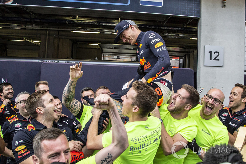 El ganador: Max Verstappen, Red Bull Racing celebra la victoria con el equipo