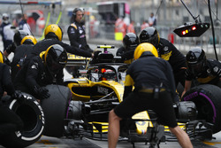Carlos Sainz Jr., Renault Sport F1 Team R.S. 18, makes a stop during practice