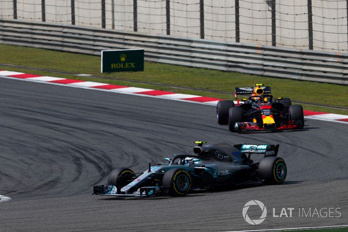 Valtteri Bottas, Mercedes AMG F1 W09, Max Verstappen, Red Bull Racing RB14 Tag Heuer
