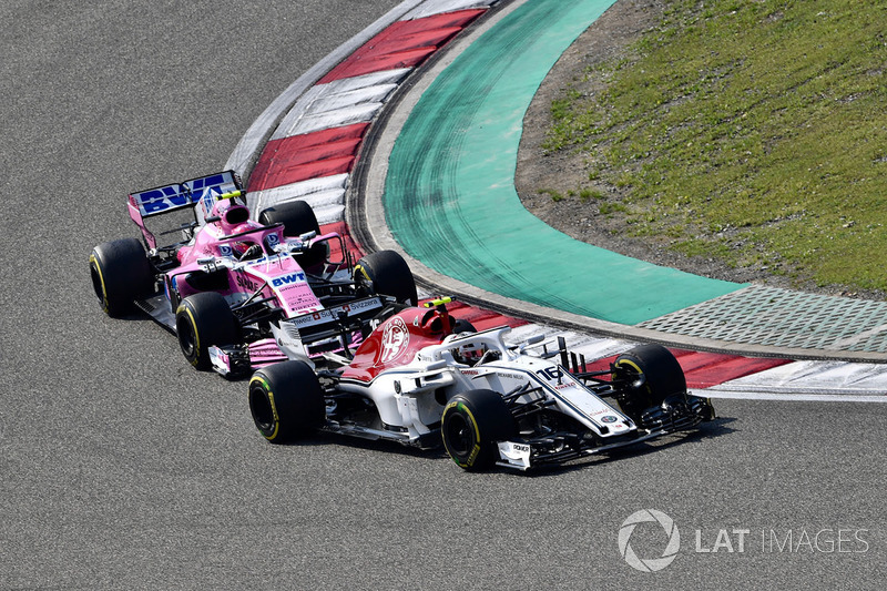 Charles Leclerc, Sauber C37 et Esteban Ocon, Force India VJM11