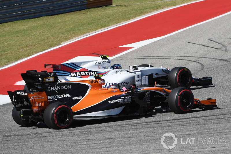 Stoffel Vandoorne, McLaren MCL32 y Lance Stroll, Williams FW40 battle