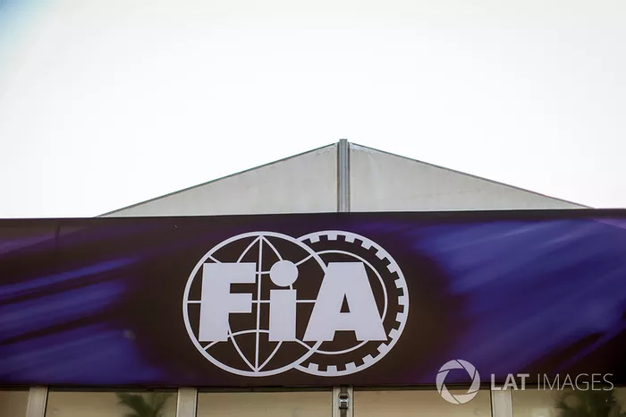 FIA letrero en el paddock