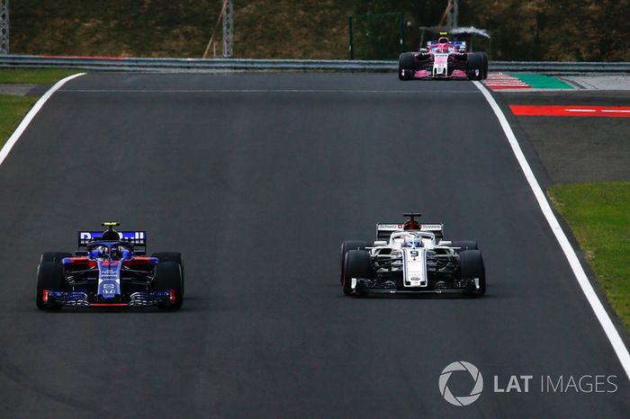 Pierre Gasly, Scuderia Toro Rosso STR13 and Marcus Ericsson, Sauber C37