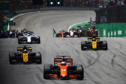 Fernando Alonso, McLaren MCL32, Nico Hulkenberg, Renault Sport F1 Team RS17, Carlos Sainz Jr., Renau