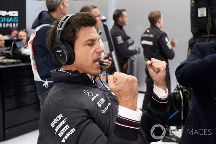Toto Wolff, Director Ejecutivo (Negocios), Mercedes AMG, celebra como Lewis Hamilton, Mercedes AMG F1, toma la pole