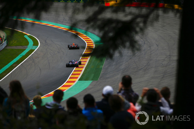 Daniel Ricciardo, Red Bull Racing RB14, precede Brendon Hartley, Toro Rosso STR13