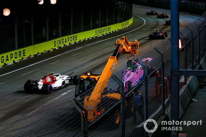 Charles Leclerc, Sauber C37 y el coche de Esteban Ocon, Racing Point Force India VJM11 