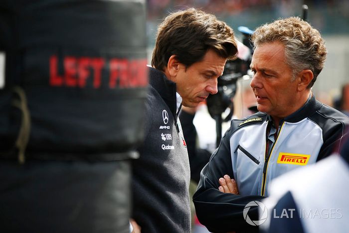Mario Isola, Racing Manager, Pirelli Motorsport, y Toto Wolff, Mercedes AMG