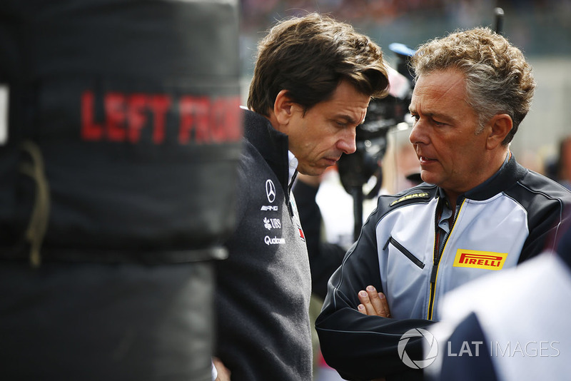 Mario Isola, Racing Manager, Pirelli Motorsport, y Toto Wolff, Mercedes AMG