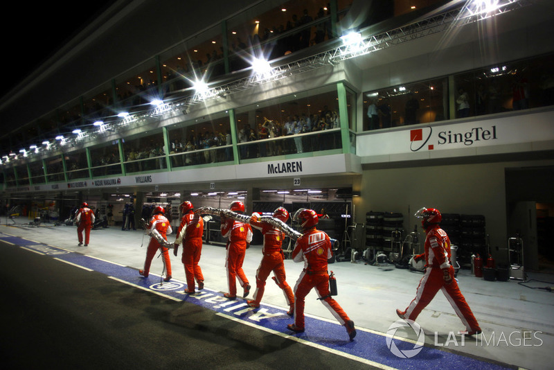 Los mecánicos de Ferrari vuelven tras auxiliar a Felipe Massa, Ferrari F2008
