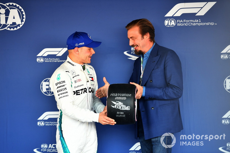 Valtteri Bottas, Mercedes AMG F1 recibe el Premio Pirelli Pole Position