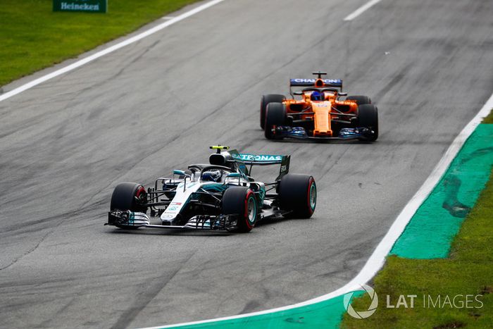 Valtteri Bottas, Mercedes AMG F1 W09, Fernando Alonso, McLaren MCL33 