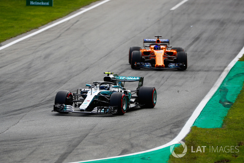 Valtteri Bottas, Mercedes AMG F1 W09, Fernando Alonso, McLaren MCL33