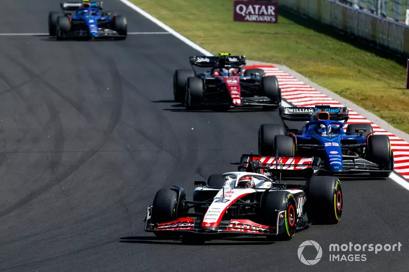 Kevin Magnussen, Haas VF-23 e Alex Albon, Williams FW45 