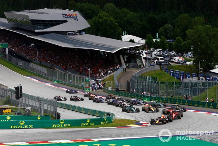 Arrancada Max Verstappen, Red Bull Racing RB19, Charles Leclerc, Ferrari SF-23, Carlos Sainz, Ferrari SF-23, Lando Norris, McLaren MCL60, Lewis Hamilton, Mercedes F1 W14, el resto de la parrilla en la salida.