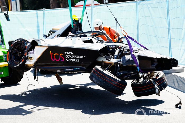 Los comisarios retiran el coche de Sam Bird, Jaguar Racing, Jaguar I-TYPE 6, con una grúa tras un fuerte accidente en la 9ª vuelta