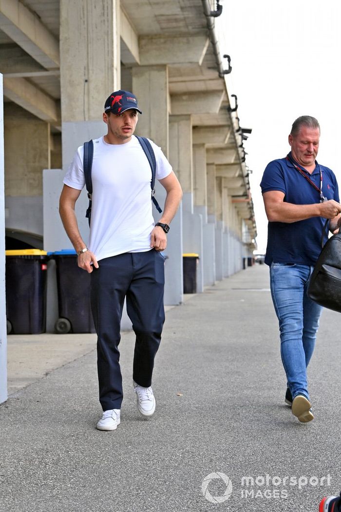 Max Verstappen, Red Bull Racing, su padre Jos Verstappen, llegan a la pista