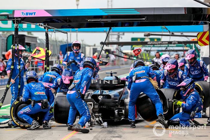 Fernando Alonso, Alpine A522, en boxes