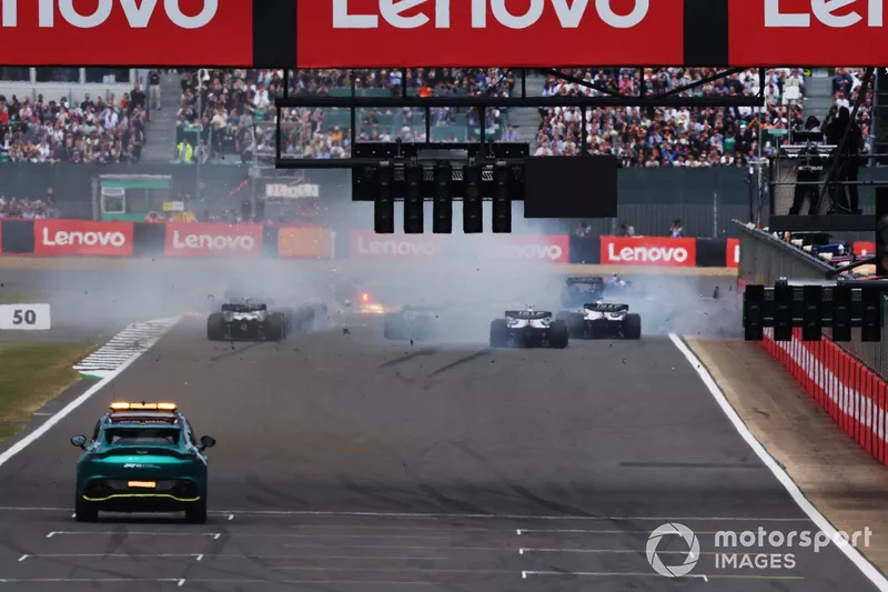 L'incidente alla prima partenza. Sono coinvolti Zhou Guanyu, Alfa Romeo C42, George Russell, Mercedes W13, Esteban Ocon, Alpine A522, Yuki Tsunoda, AlphaTauri AT03 e Alex Albon, Williams FW44.