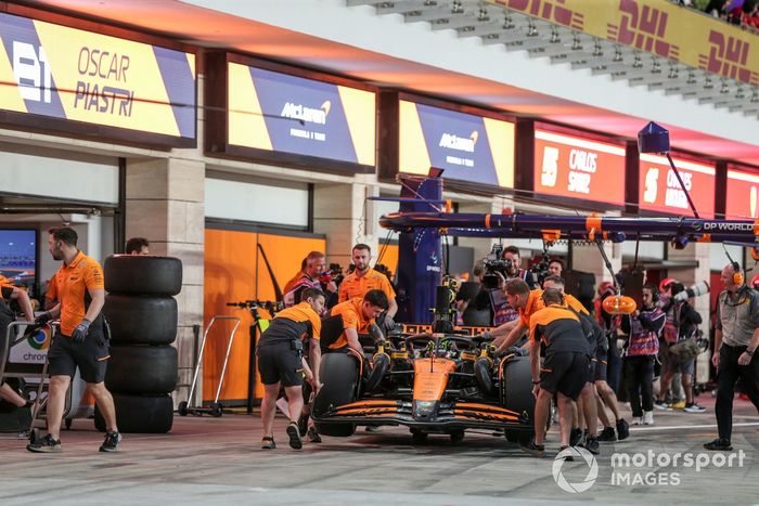 Los mecánicos devuelven a Lando Norris, McLaren MCL38, al garaje