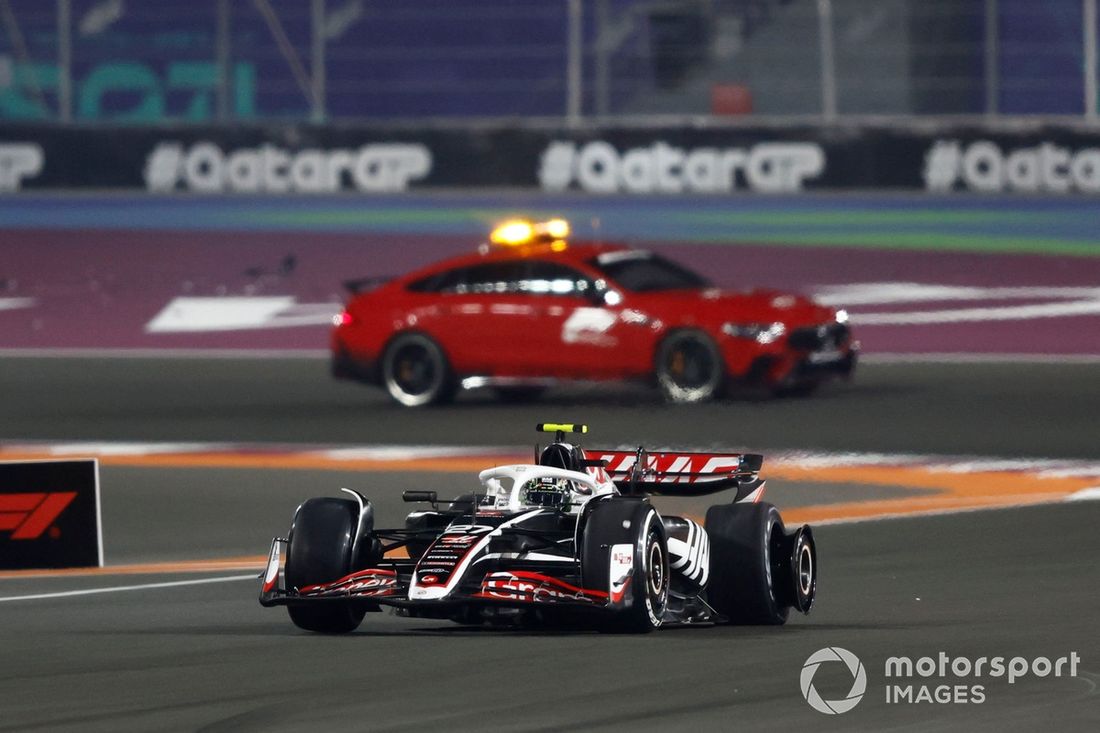 Nico Hulkenberg, Haas VF-24, se dirige a boxes con un pinchazo en la primera vuelta