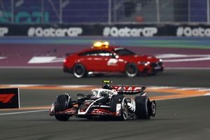 Nico Hulkenberg, Haas VF-24, se dirige a boxes con un pinchazo en la primera vuelta