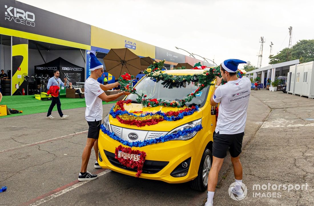 Nico Muller , Andretti Formula E, Jake Dennis , Andretti Formula E, decoran una furgoneta de DHL con motivos navideños en el pit lane.