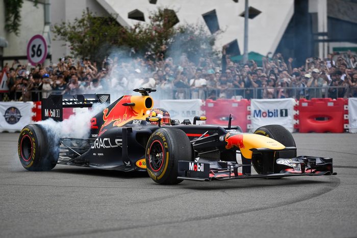 角田裕毅、レッドブルRB8で台湾の街を駆け抜ける！ シニアチーム