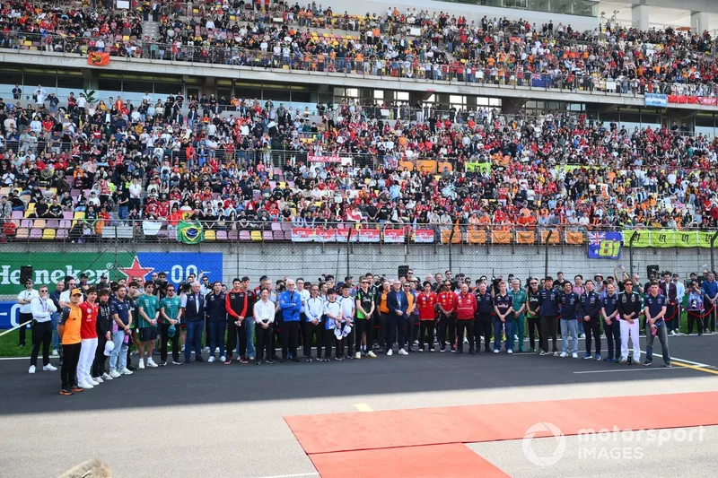 Les pilotes et le personnel de l'équipe se réunissent pour rendre hommage au regretté Eddie Jordan