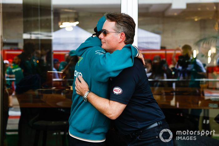 Fernando Alonso, el equipo Aston Martin de F1 y la estrella de la NASCAR Jeff Gordon intercambian cascos