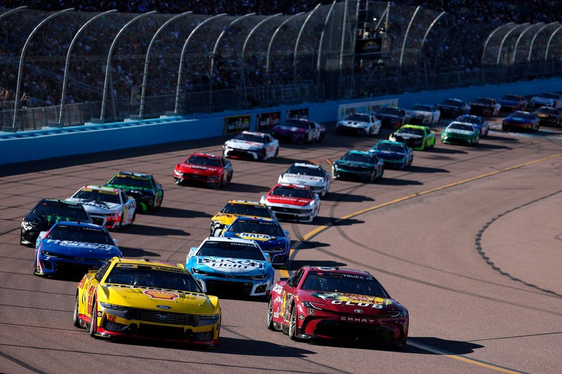 Joey Logano, Team Penske, Shell Pennzoil Ford Mustang, Martin Truex Jr, Joe Gibbs Racing, Bass Pro Shops Toyota Camry