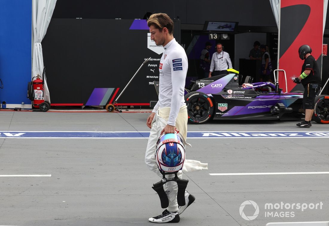 Jake Dennis , Andretti Formula E camina por el pit lane tras retirarse de la carrera