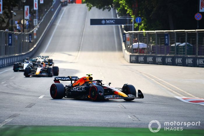 Sergio Pérez, Red Bull Racing RB18, Max Verstappen, Red Bull Racing RB18, George Russell, Mercedes W13, Lewis Hamilton, Mercedes W13