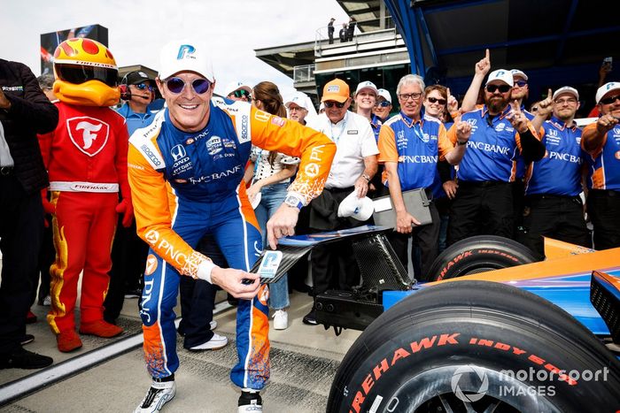 El ganador del premio de la pole, Scott Dixon, Chip Ganassi Racing Honda, celebra su premio de la pole