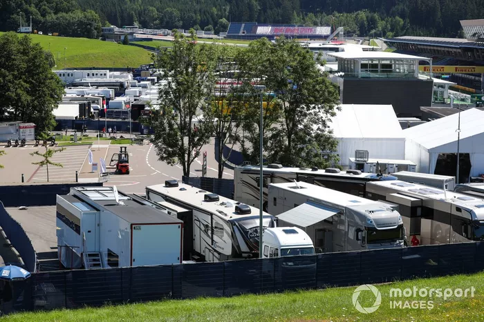 A scenic view of the paddock, including motorhomes and transporters Una vista panorámica del paddock, incluyendo motorhomes y los transportes