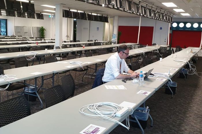 Roberto Chinchero, de Motorsport.com Italia, en la sala de prensa