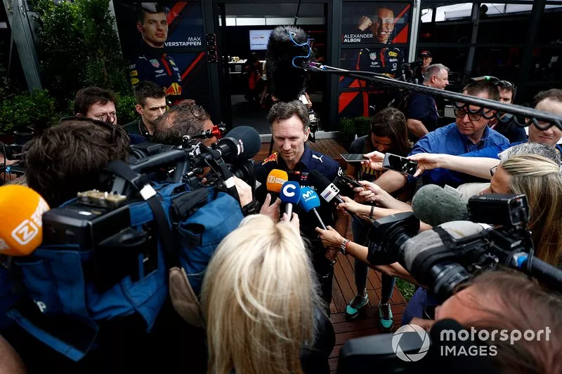 Christian Horner, director del equipo, Red Bull Racing habla con la prensa