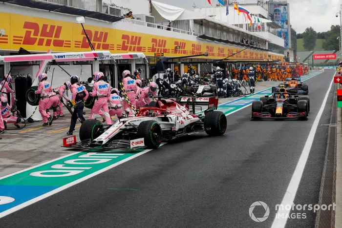 Kimi Raikkonen, Alfa Romeo Racing C39, Alex Albon, Red Bull Racing RB16, Carlos Sainz Jr., McLaren MCL35, en pit stop