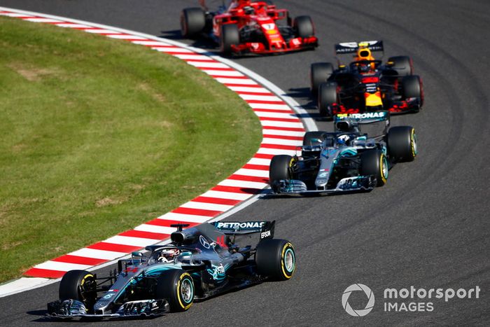 Lewis Hamilton, Mercedes AMG F1 W09, Valtteri Bottas, Mercedes AMG F1 W09 y Max Verstappen
