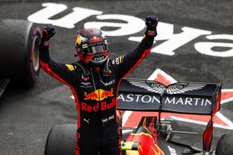 Max Verstappen, Red Bull Racing, 1° classificato, festeggia nel parco chiuso