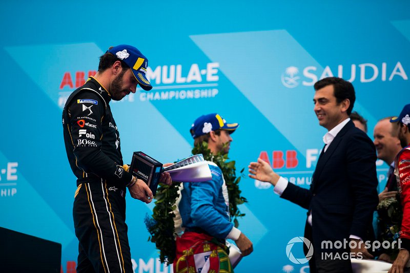Jean-Eric Vergne, DS TECHEETAH, esamina il trofeo del secondo classificato