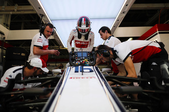 Charles Leclerc, Sauber, entra nell'abitacolo della sua monoposto