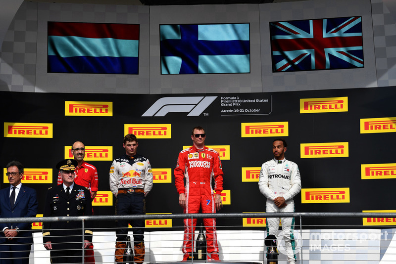 Lewis Hamilton, Mercedes AMG F1, berdiri di podium ketiga GP Amerika Serikat